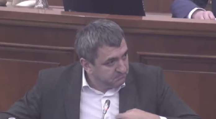 (video) Carp, în lacrimi, la ședința Parlamentului: „Plahotniuc a terorizat o familie. Un membru avea cancer, mama la fel. Acea familie era a mea”