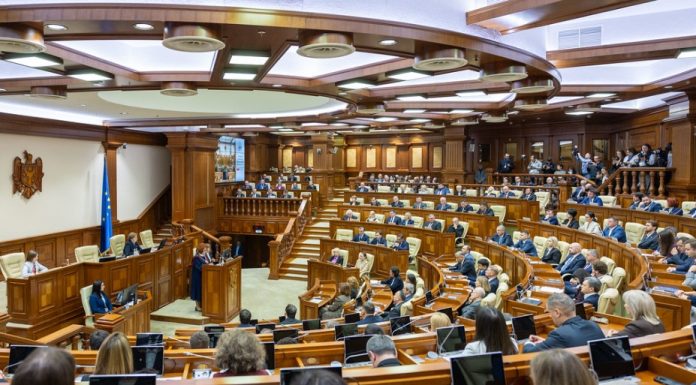 De la „boboci” la „dinozauri” politici: Aproape jumătate din deputații noului Parlament sunt la primul mandat. Vladimir Voronin, ales de 9 ori