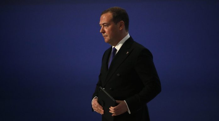 „Calm Down”. Elanul nuclear al lui Dmitri Medvedev, temperat de ministrul belgian al Apărării pe ritmurile Selenei Gomez: „Tiranul suprem al Rusiei nu se oprește”