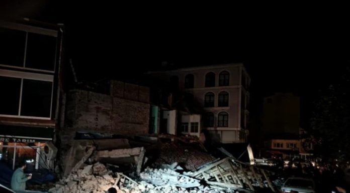 De ce clădirile din Turcia se prăbușesc atât de ușor: Dezbatere aprinsă online, după ce cutremurul cu magnitudinea de 6,1 a zguduit țara