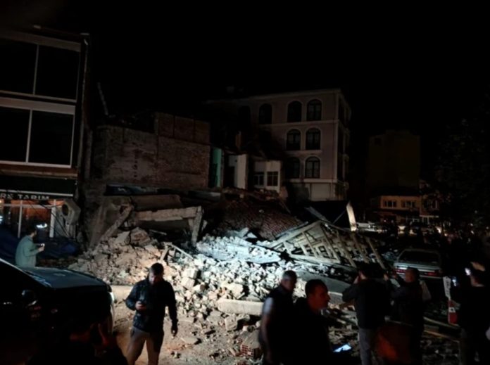 De ce clădirile din Turcia se prăbușesc atât de ușor: Dezbatere aprinsă online, după ce cutremurul cu magnitudinea de 6,1 a zguduit țara