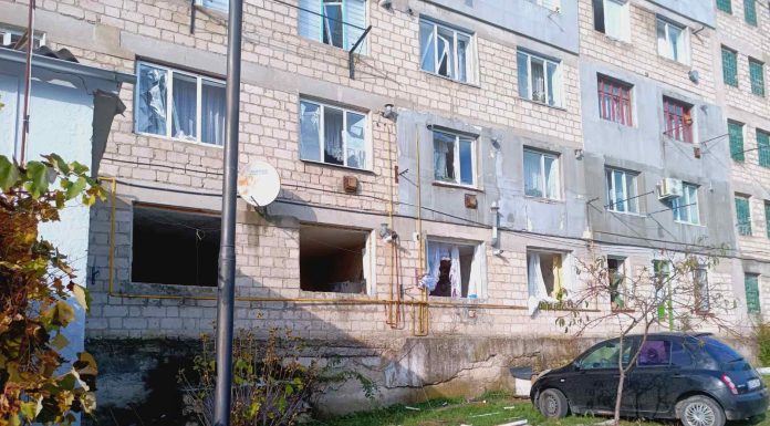 (foto) Explozie puternică într-un bloc din Florești: Un apartament a zburat în aer, rănind un bărbat și o minoră. 51 de persoane au fost evacuate