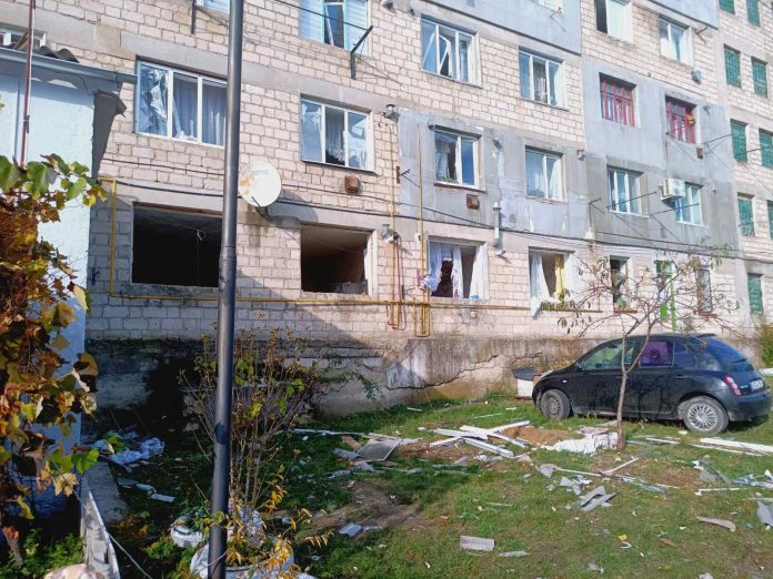 (foto) Explozie puternică într-un bloc din Florești: Un apartament a zburat în aer, rănind un bărbat și o minoră. 51 de persoane au fost evacuate