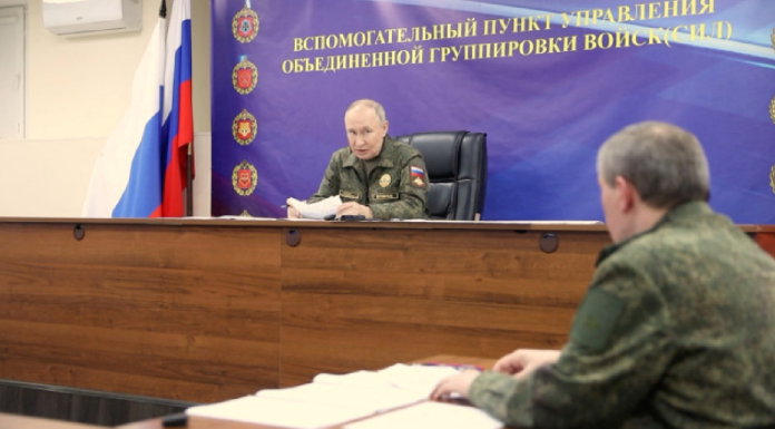 Putin poartă din nou haine militare: Ar putea exista trei motive pentru asta