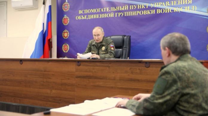 Putin poartă din nou haine militare: Ar putea exista trei motive pentru asta