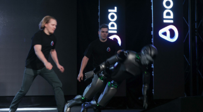 (video) Rusia și-a prezentat primul robot umanoid cu AI: A intrat triumfal pe scenă, dar a căzut în cap după doar 15 secunde