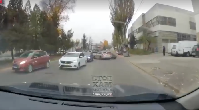 (video) Șmecheria aproape l-a costat viața: Un șofer a vrut să scape de ambuteiaj, a accelerat și a fost la un pas de a intra într-o mașină