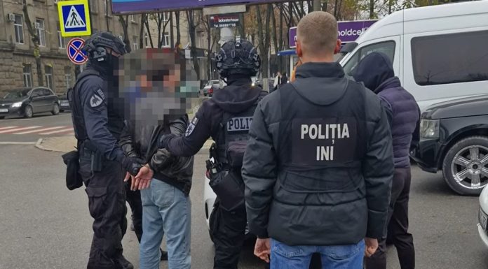 (video) „Îți ucid una în cap și vei rămâne invalid, nu te juca cu focul”: Un bărbat, șantaj cu o „datorie inventată” de 40.000 lei. Mascații au intervenit când transmitea o parte din bani