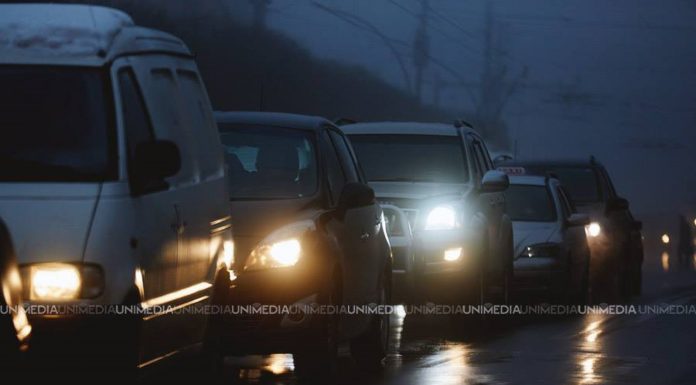 Atenție, ceață densă și ploaie pe drumurile din țară! Poliția avertizează șoferii și pietonii să fie prudenți în trafic