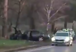 (video) A ieșit la depășire, a pierdut controlul volanului și a intrat cu mașina într-un copac, la Rîșcani: Șoferul de 23 de ani, transportat la spital