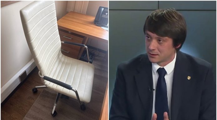 foto/video) „Stau pe un scaun de 10 mii lei”. Alexandru Verșinin de la Democrația Acasă, indignat de costul mobilierului din Parlament