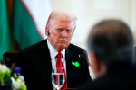 „Sunt proști, m-am enervat”: Trump a rămas fără voce după ce a țipat în timpul unei discuții despre comerţ
