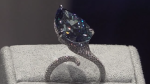 (video) Diamantul „Mellon Blue”, vândut cu peste 25 de milioane de dolari. Un expert invocă „tensiunile geopolitice și economia chineză slăbită”