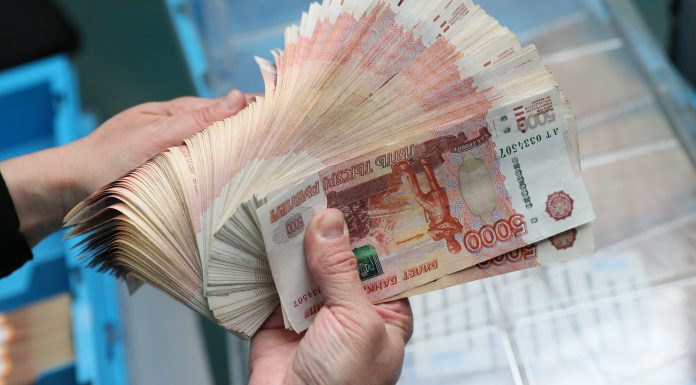 Un muncitor din Rusia a primit din greșeală 7 milioane de ruble — salariile colegilor săi — și refuză să le returneze