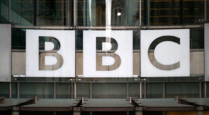 Scandal uriaș la BBC: Conducerea demisionează după acuzații de manipulare a unui discurs al lui Donald Trump