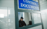Mii de moldoveni sunt lăsați fără buletine la frontieră: Actele de identitate românești, anulate din cauza domiciliilor fictive