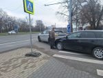 (video) L-a ajuns din urmă, pe zebră: O Toyota a atins, din spate, un Porsche la intersecția străzii Natalia Gheorghiu, cu bd. Dacia