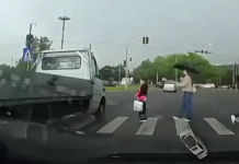 (video) A trecut la niciun metru de copilă: O fetiță pe zebră, la un pas să fie spulberată de un camion. Momentul, surprins de o cameră de bord