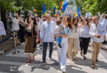 LIVE VIDEO | Ion Ceban: Festivalul Tradițiilor a transformat strada „Eugen Doga” într-un centru al culturii naționale. Sute de chișinăuieni, în ie, la tombolă și concerte