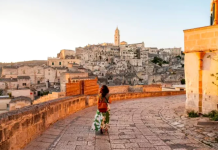 (video) Orașul numit cândva „rușinea Italiei” a devenit una dintre cele mai spectaculoase destinații din Europa. Turiștii plătesc sute de euro pentru o noapte în peșteri