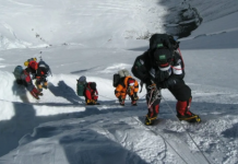 (video) Record pe Vârful Everest: 274 de alpiniști au ajuns pe cel mai înalt munte din lume într-o singură zi