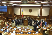 (video) „Ne băgați pumnul în gură, caloșii murdari și credeți că o să-i rugumăm?!” Deputații din opoziție au părăsit ședința, după scandalul cu Grosu