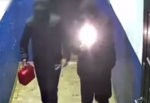 (video) Clipe de groază pentru o pensionară din capitală: Doi indivizi i-au incendiat ușa apartamentului după un conflict cu fiul acesteia