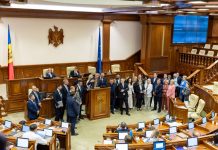 Împreună cu toți deputații din opoziție, Renato Usatîi a cerut mai mult respect și mai puține restricții în Parlament: „Сetățenii așteaptă soluții și rezultate, nu microfoane închise și scandaluri!”