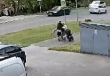 VIDEO Incident pe trotuar în Chișinău: o mamă cu cărucior, doborâtă de o trotinetă electrică