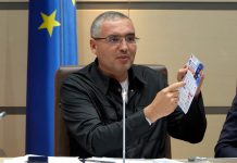 Renato Usatîi critică distribuirea pliantelor anti-fraudă într-o singură limbă și cere informarea cetățenilor în română și rusă