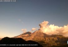 Alertă în Indonezia, țara cu cei mai mulți vulcani din lume. Trei erupții simultane au ridicat în aer coloane de cenușă de sute de metri
